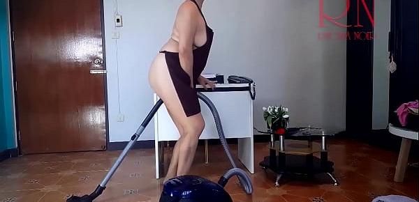 trendsThe boss fucks the secretary in the mouth. Naked secretary in an apron.